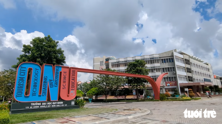 Điểm chuẩn Trường Đại học Quy Nhơn: nhóm ngành sư phạm, giáo dục dẫn đầu - Ảnh 1.