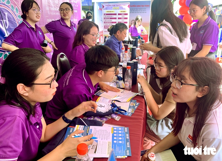 Điểm chuẩn Trường ĐH Luật TP.HCM: ngành luật thương mại quốc tế cao nhất 21,25 điểm - Ảnh 2.