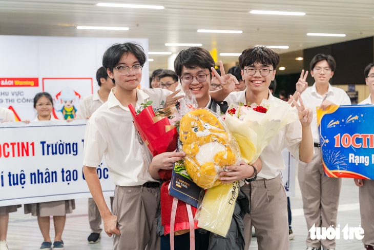 Nam sinh lớp 10 trường chuyên Lê Hồng Phong mang Huy chương Đồng Olympic AI quốc tế về nước - Ảnh 4.