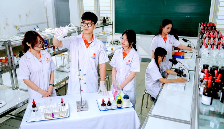 Điểm chuẩn y dược phía Bắc: Y khoa cao nhất 27,43, điều dưỡng tăng gần 4 điểm - Ảnh 2.