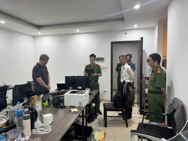 Khởi tố 21 bị can trong đường dây quảng cáo gian dối sản phẩm đông y 'xương khớp bà Sáu'  - Ảnh 2.