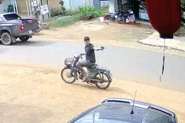 Chỉ vì 500.000 đồng, rút súng dọa bắn người truy đuổi - Ảnh 1.
