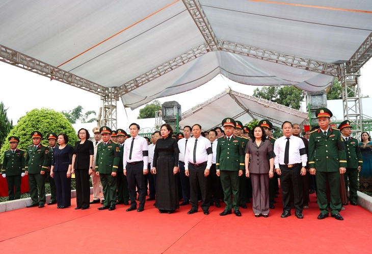 Hình ảnh lễ truy điệu và an táng 47 hài cốt liệt sĩ sau 75 năm nằm trong mộ tập thể - Ảnh 3.