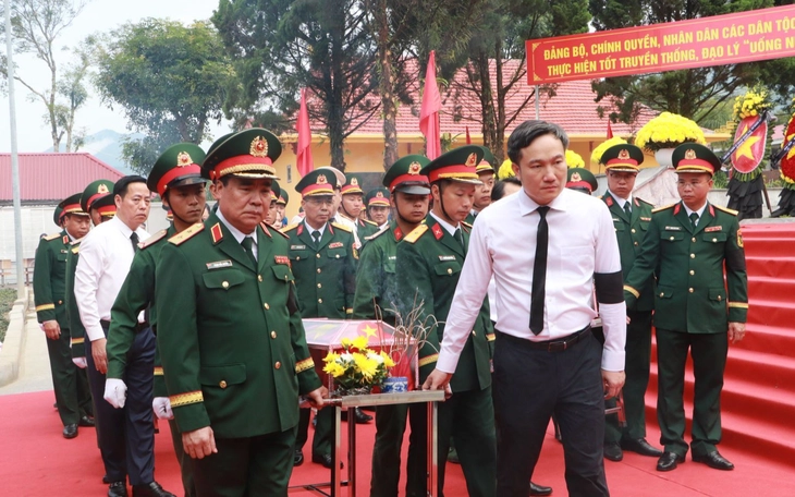 Hình ảnh lễ truy điệu và an táng 47 hài cốt liệt sĩ sau 75 năm nằm trong mộ tập thể - Ảnh 8.