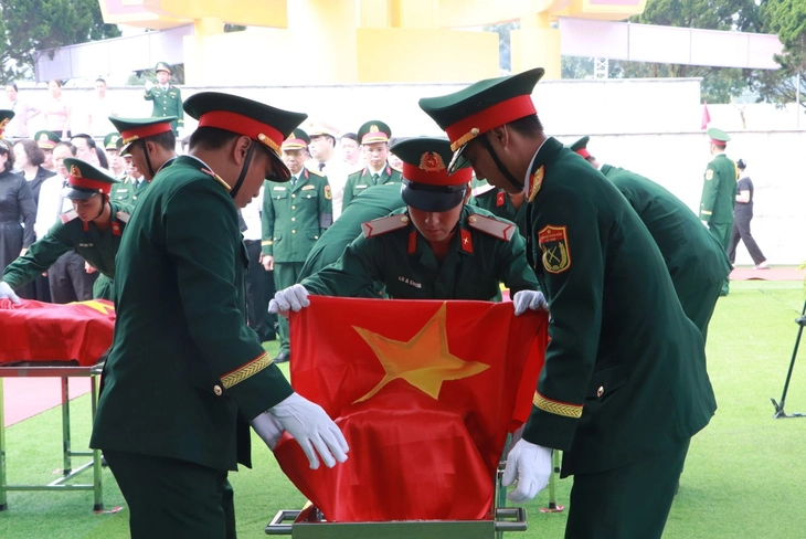 Hình ảnh lễ truy điệu và an táng 47 hài cốt liệt sĩ sau 75 năm nằm trong mộ tập thể - Ảnh 9.