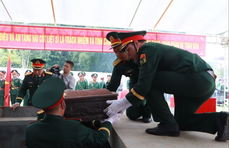 Hình ảnh lễ truy điệu và an táng 47 hài cốt liệt sĩ sau 75 năm nằm trong mộ tập thể - Ảnh 10.