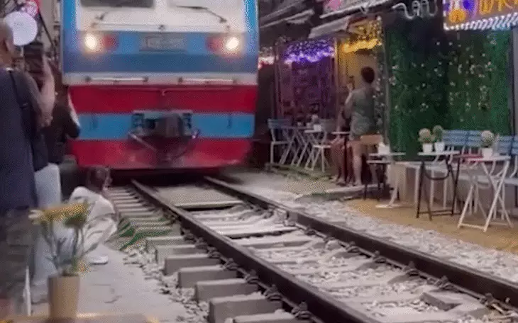 Điều ít người ngờ tới: đi bộ sai luật có thể vào tù - Ảnh 3.