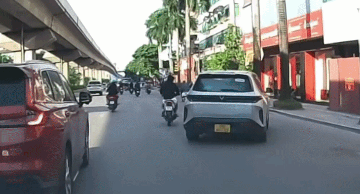 Xác minh clip ô tô và xe máy liên tục tạt đầu nhau trên đường ở Hà Nội - Ảnh 1.