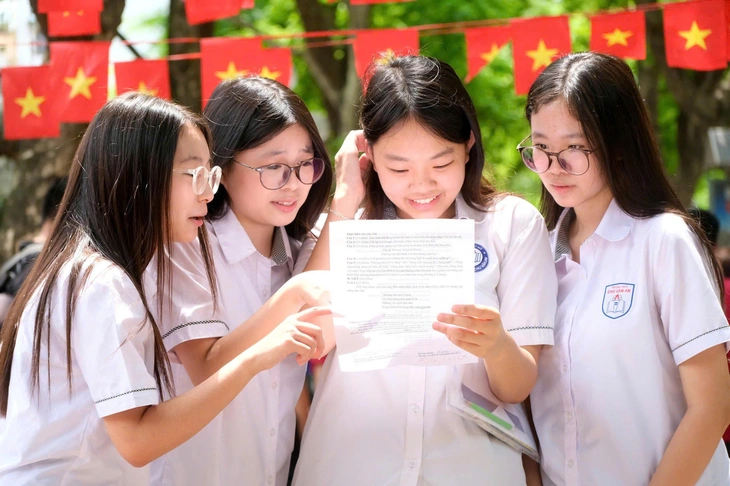 Hà Nội lên kế hoạch miễn phí sách giáo khoa cho học sinh ngay từ năm học 2026-2027 - Ảnh 1.