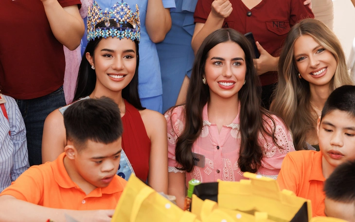 Áo dài Miss World 2026 gây tranh luận, hai nhà thiết kế lên tiếng - Ảnh 9.