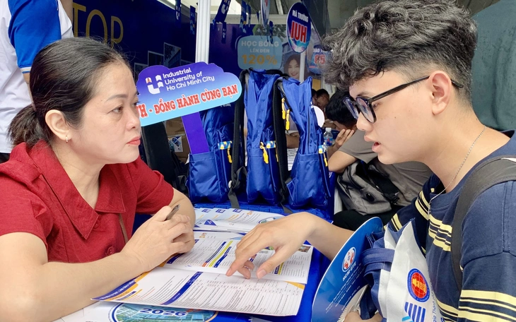 Điểm chuẩn Trường ĐH Luật TP.HCM tụt dốc, có ngành chỉ 16 điểm: Chuyện gì đang xảy ra? - Ảnh 4.
