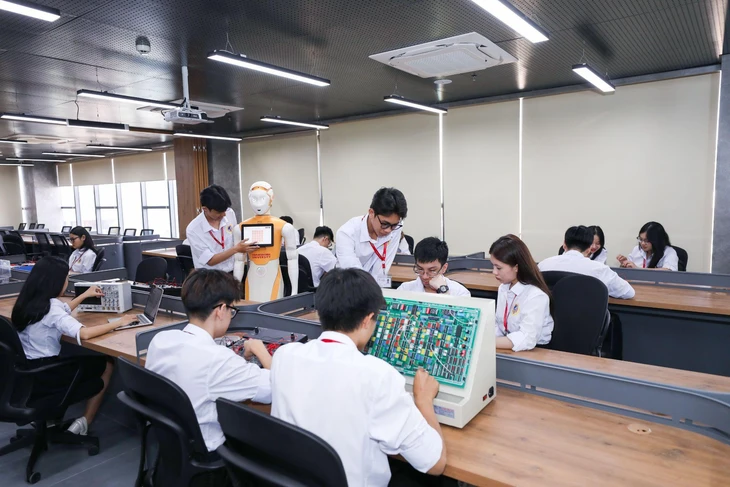 Sinh viên SIU chinh phục học bổng thạc sĩ tại Newcastle University - Ảnh 2.