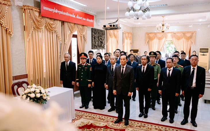 Đoàn lãnh đạo TP.HCM viếng và ghi sổ tang Chủ tịch Quốc hội Lào Xaysomphone Phomvihane - Ảnh 1.