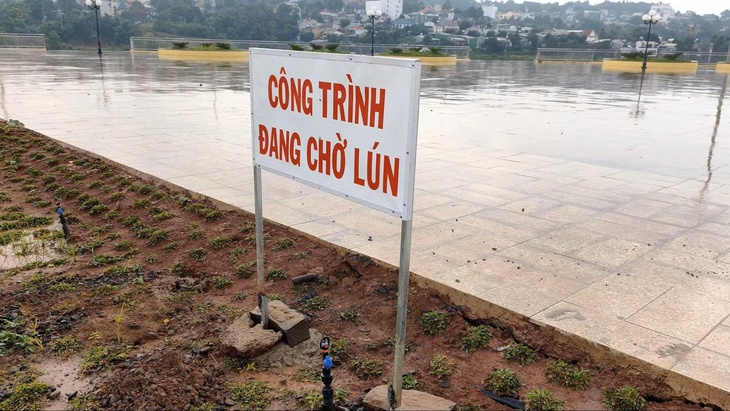 Vụ quảng trường 'chờ lún': bạn đọc đề nghị kiểm định độc lập - Ảnh 1.