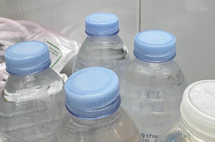 Người phụ nữ đổ nước vào chai cũ bán trước cổng bệnh viện gây xôn xao - Ảnh 3.