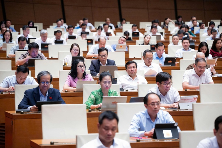  Quốc hội bàn chi hơn 288.000 tỉ làm vành đai 5; TP.HCM ban hành quy định quản lý xe buýt - Ảnh 1.