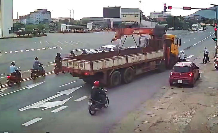 Xe tải cẩu đâm liên hoàn 3 xe máy đang dừng đèn đỏ - Ảnh 2.
