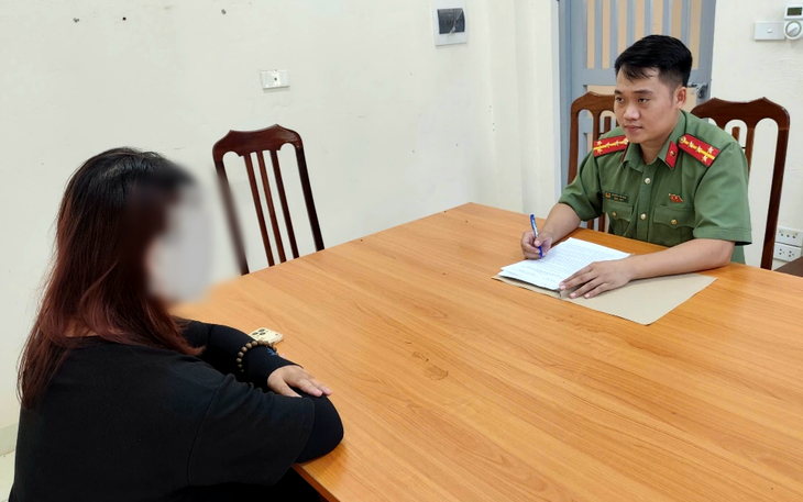Livestream xúc phạm, xuyên tạc công tác cưỡng chế thi hành án, một phụ nữ bị phạt 12,5 triệu - Ảnh 2.