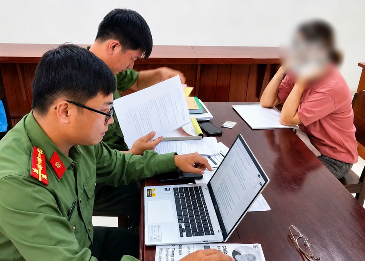 Livestream xúc phạm, xuyên tạc công tác cưỡng chế thi hành án, một phụ nữ bị phạt 12,5 triệu - Ảnh 2.