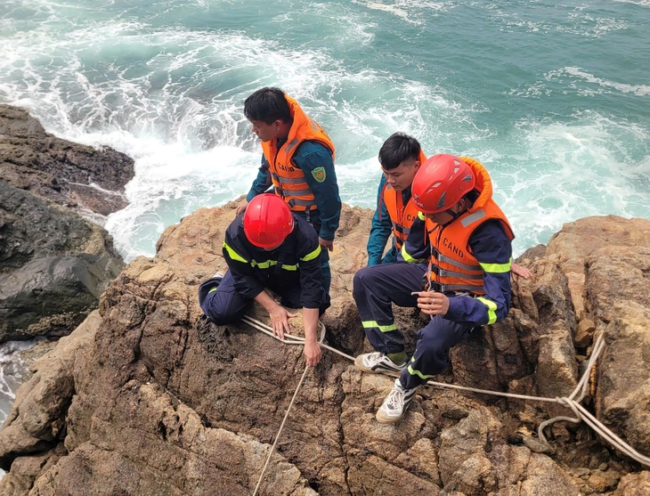 4 người bị sóng cuốn xuống biển Đà Nẵng: Rơi xuống ghềnh đá như ở Mũi Nghê có nên cố bơi vào không? - Ảnh 1.