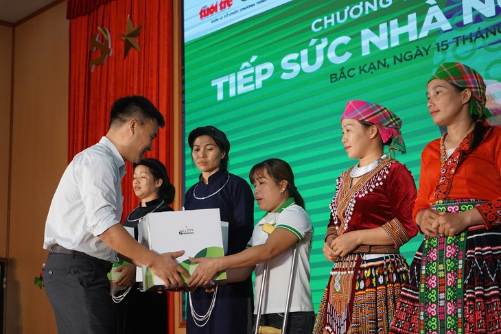 'Tiếp sức nhà nông' trao vốn cho 40 hộ dân khó khăn ở Cư Jút, Lâm Đồng - Ảnh 1.
