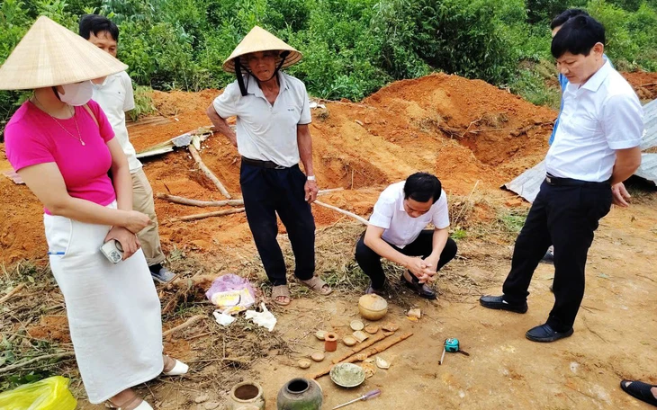 Cận cảnh khai quật mộ gạch cổ thấy kiếm, đồ gốm, tiền cổ - Ảnh 19.