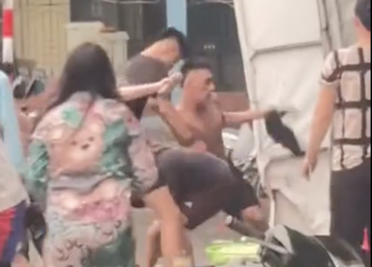 Công an xác minh nhóm người hành hung cô gái và nam thanh niên trên vỉa hè Hà Nội - Ảnh 2.