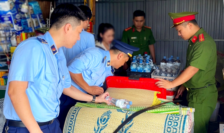 Người phụ nữ đổ nước vào chai cũ bán trước cổng bệnh viện gây xôn xao - Ảnh 2.
