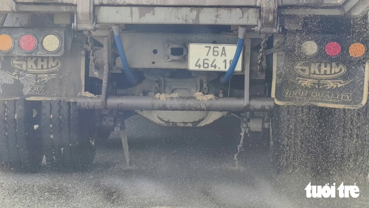 Chiêu độ chế xả lén nước xuống đường của xe chở cát ở Quảng Ngãi - Ảnh 3.