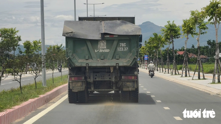 Chiêu độ chế xả lén nước xuống đường của xe chở cát ở Quảng Ngãi - Ảnh 1.