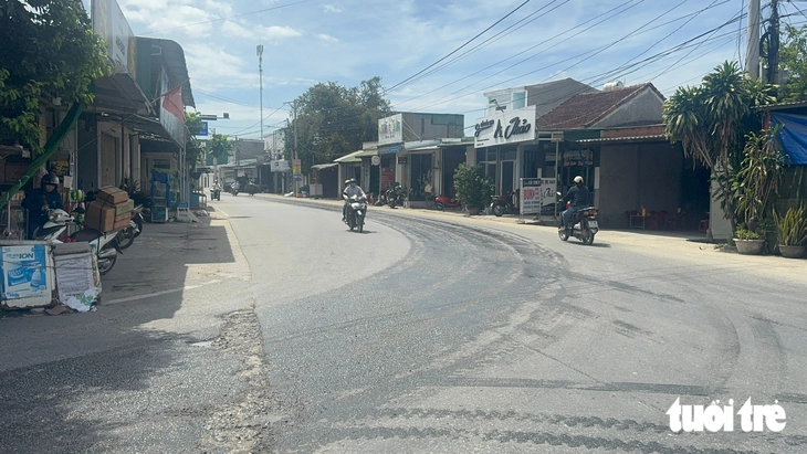 Chiêu độ chế xả lén nước xuống đường của xe chở cát ở Quảng Ngãi - Ảnh 7.