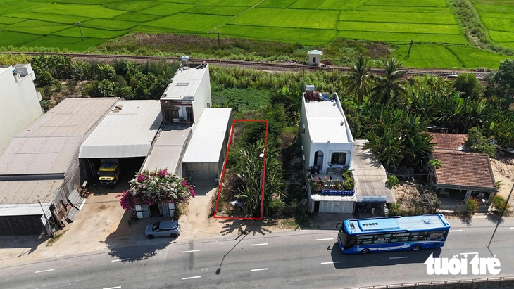 Trúng đấu giá lô đất không có thực ở Quảng Ngãi: Chủ tịch tỉnh yêu cầu xử lý dứt điểm - Ảnh 1.