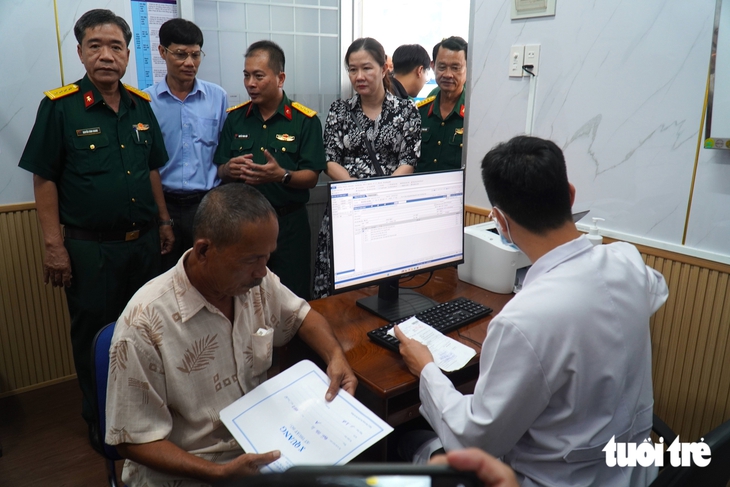 Người dân miền Tây ngồi ở nhà vẫn được lấy mẫu xét nghiệm - Ảnh 1.