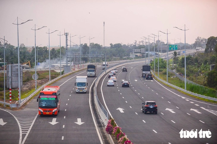 Cao tốc có làn để vượt sẽ hạn chế được xe đi chậm bám làn trái - Ảnh 2.