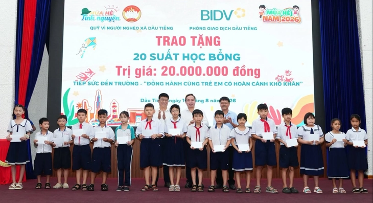 Hàng trăm triệu đồng tiếp sức học trò khó khăn chuẩn bị năm học mới - Ảnh 1.