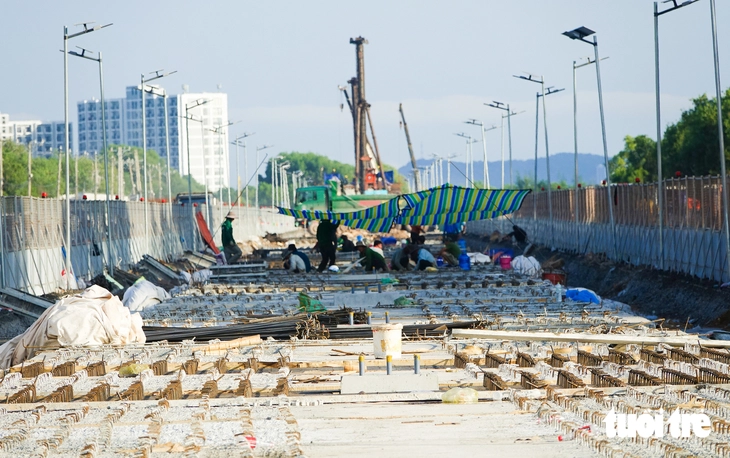 Tuyến tàu điện đô thị 9.000 tỉ đồng ở Phú Quốc triển khai lắp ray hiệu chuẩn tuyến - Ảnh 2.
