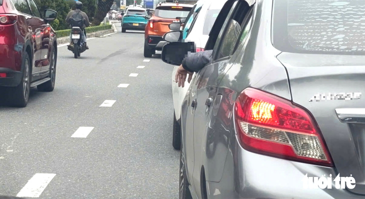 Vừa lái ô tô, vừa phì phèo thuốc lá: Có bị phạt? - Ảnh 1.