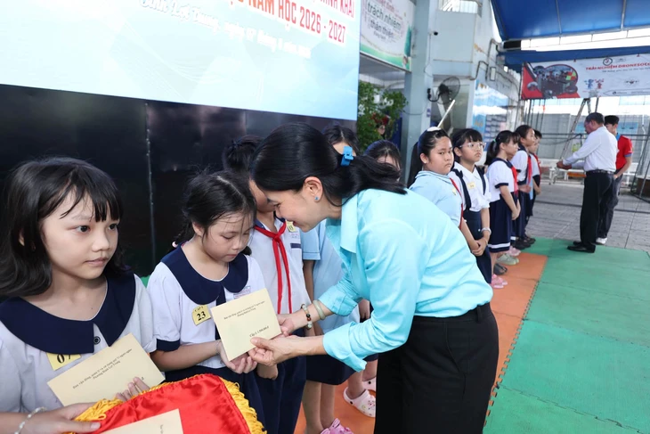 Hàng trăm triệu đồng tiếp sức học trò khó khăn chuẩn bị năm học mới - Ảnh 2.
