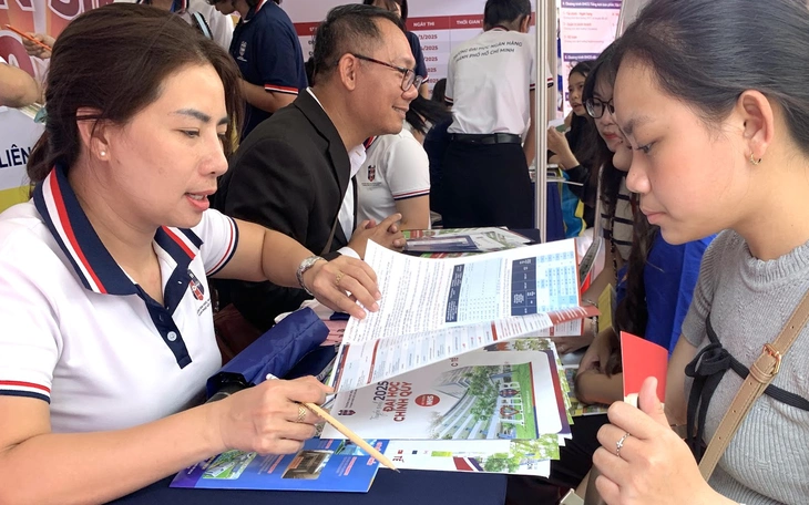 Điểm chuẩn Trường ĐH Luật TP.HCM tụt dốc, có ngành chỉ 16 điểm: Chuyện gì đang xảy ra? - Ảnh 3.