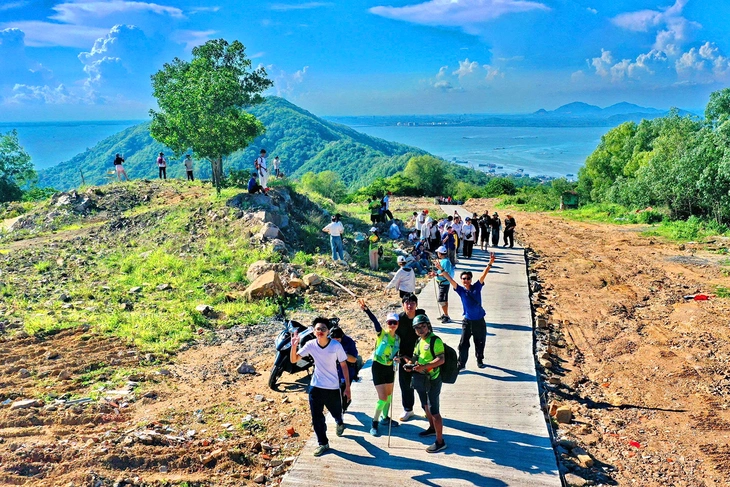 Đường băng cản lửa trên núi Lớn thành cung đường trekking hút khách ở Vũng Tàu - Ảnh 1.