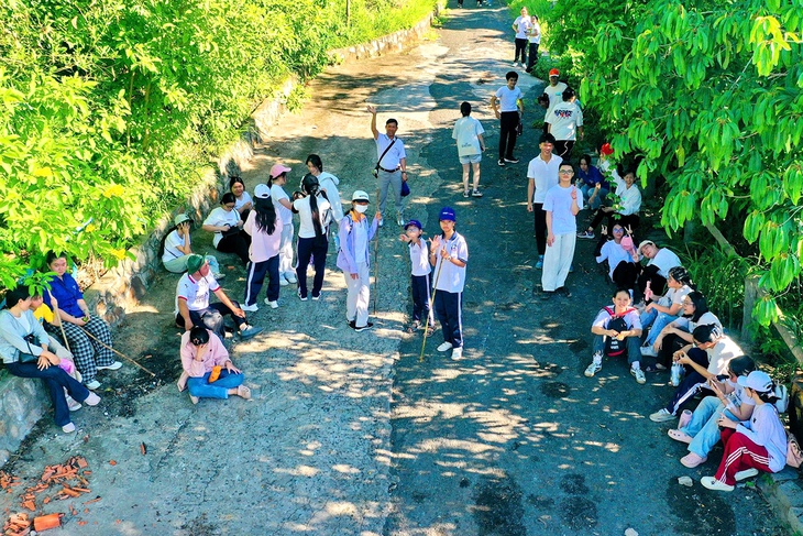 Đường băng cản lửa trên núi Lớn thành cung đường trekking hút khách ở Vũng Tàu - Ảnh 6.