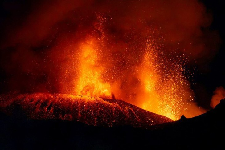 Núi lửa Etna phun trào, Ý ban bố cảnh báo đỏ - Ảnh 1.