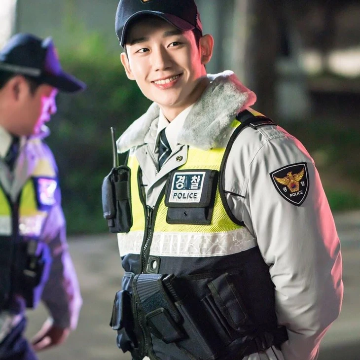 Phong cách 'em trai quốc dân' Jung Hae In - Ảnh 2.