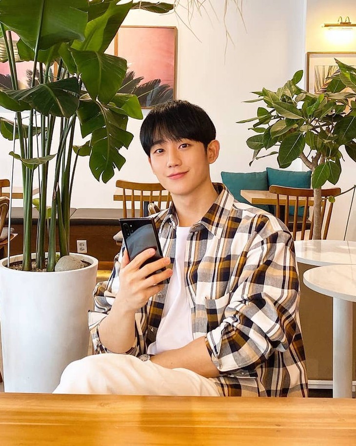 Phong cách 'em trai quốc dân' Jung Hae In - Ảnh 4.