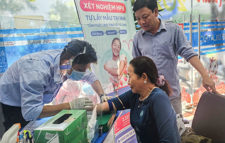 Khánh Hòa yêu cầu hoàn thành khám sức khỏe cho toàn dân trước 30-9 - Ảnh 1.