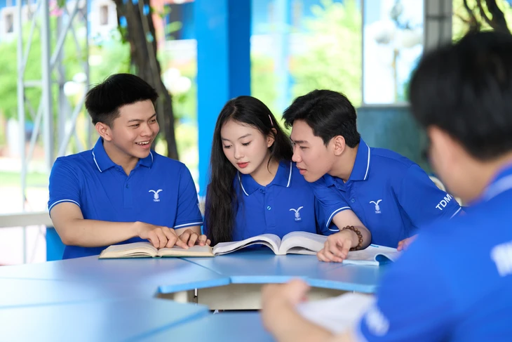 Đại học Việt Đức, ĐH Thủ Dầu Một công bố điểm chuẩn: các ngành kinh tế hút thí sinh - Ảnh 2.