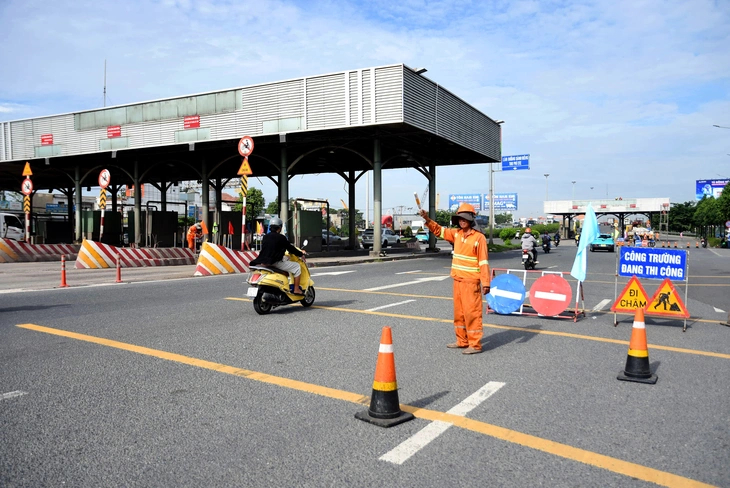 Bắt đầu tháo dỡ trạm thu phí cầu Đồng Nai, cửa ngõ phía Đông TP.HCM - Ảnh 2.