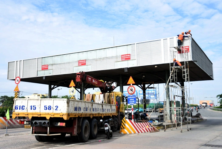 Bắt đầu tháo dỡ trạm thu phí cầu Đồng Nai, cửa ngõ phía Đông TP.HCM - Ảnh 1.