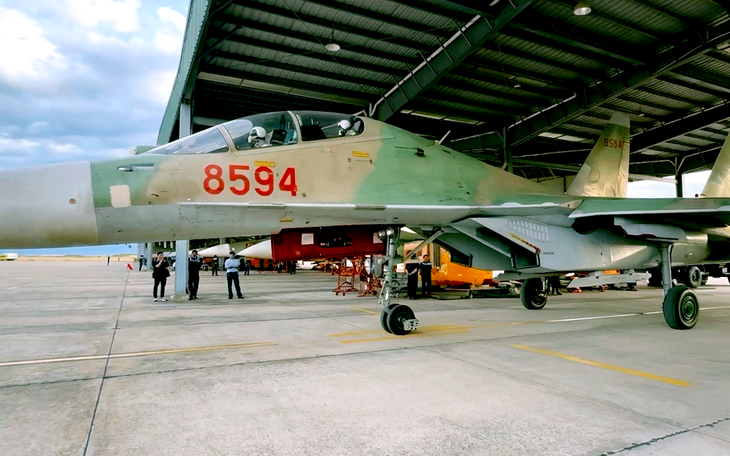 Xem tiêm kích Su-30MK2, Su-27, trực thăng Mi diễn tập bắn, ném bom đạn thật - Ảnh 12.