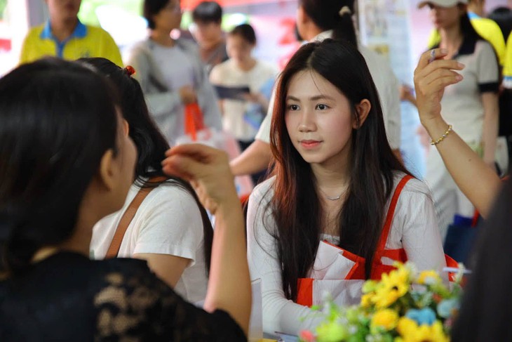 Vì sao điểm chuẩn phương thức xét học bạ thấp hơn điểm thi tốt nghiệp THPT? - Ảnh 1.